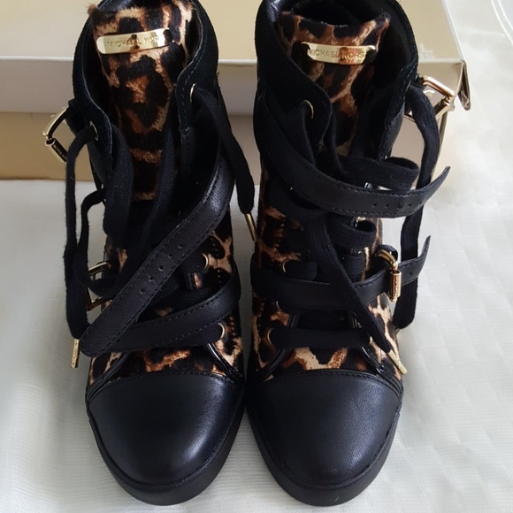 MICHAEL KORS PRINTED HAIRCALF ANKLE BOOTS - Picture 4 of 8